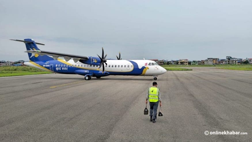 यात्रुले जहाजको आपतकालीन ढोका खोल्दा उडान ढिला