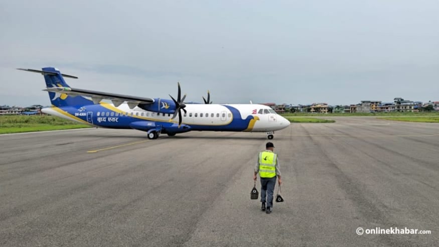 यात्रुले जहाजको आपतकालीन ढोका खोल्दा उडान ढिला